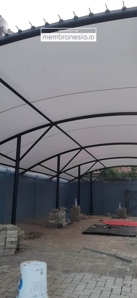 model canopy parkiran rangka hitam membran putih