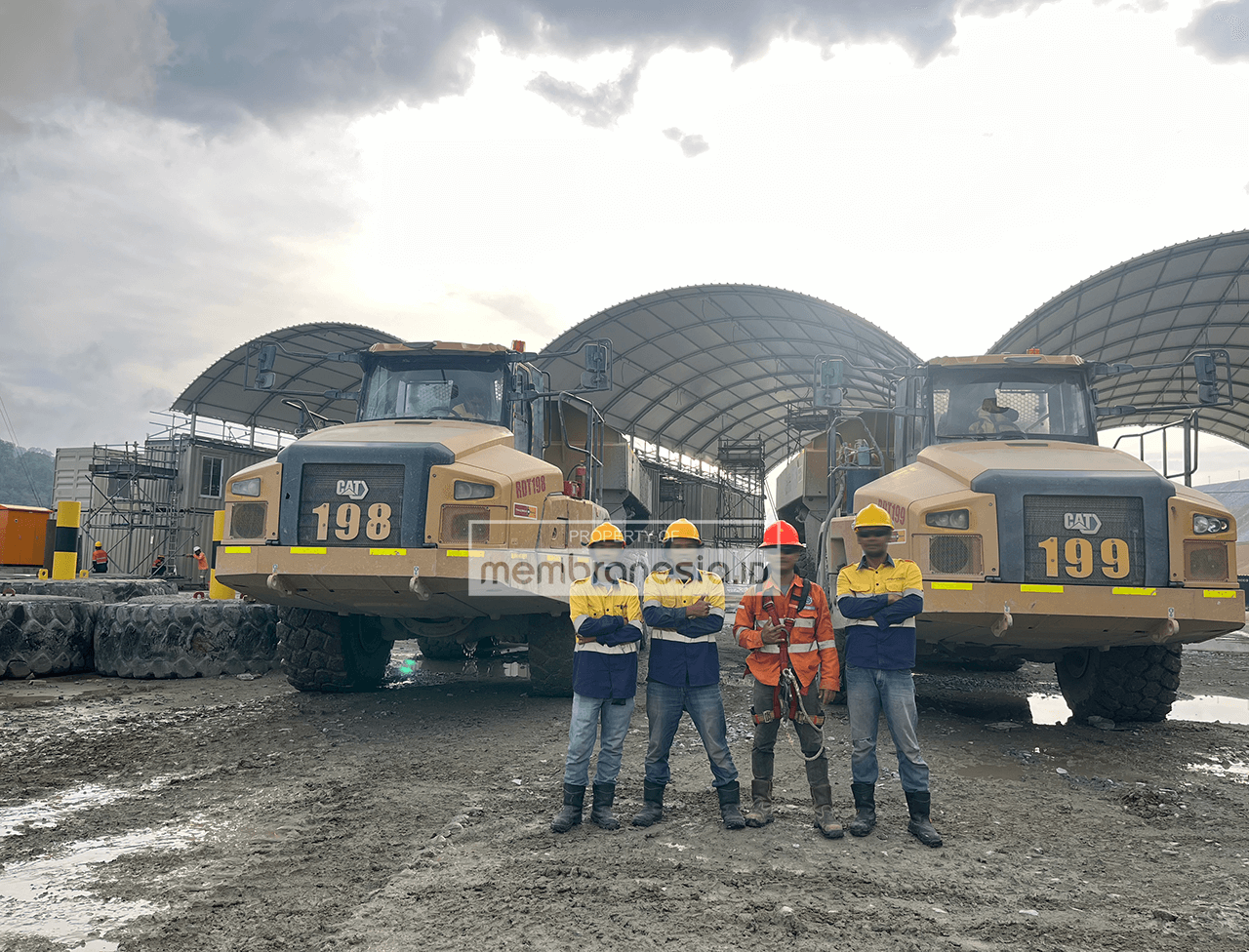 atap kanopi garasi alat berat di pertambangan