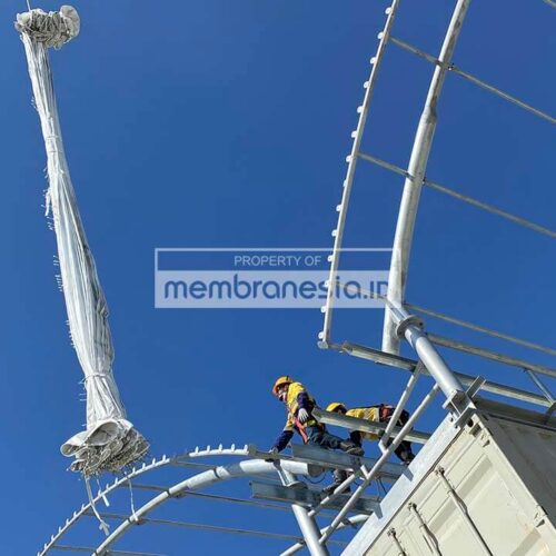 terpal membran kanopi pemasangan di angkat crane alat berat