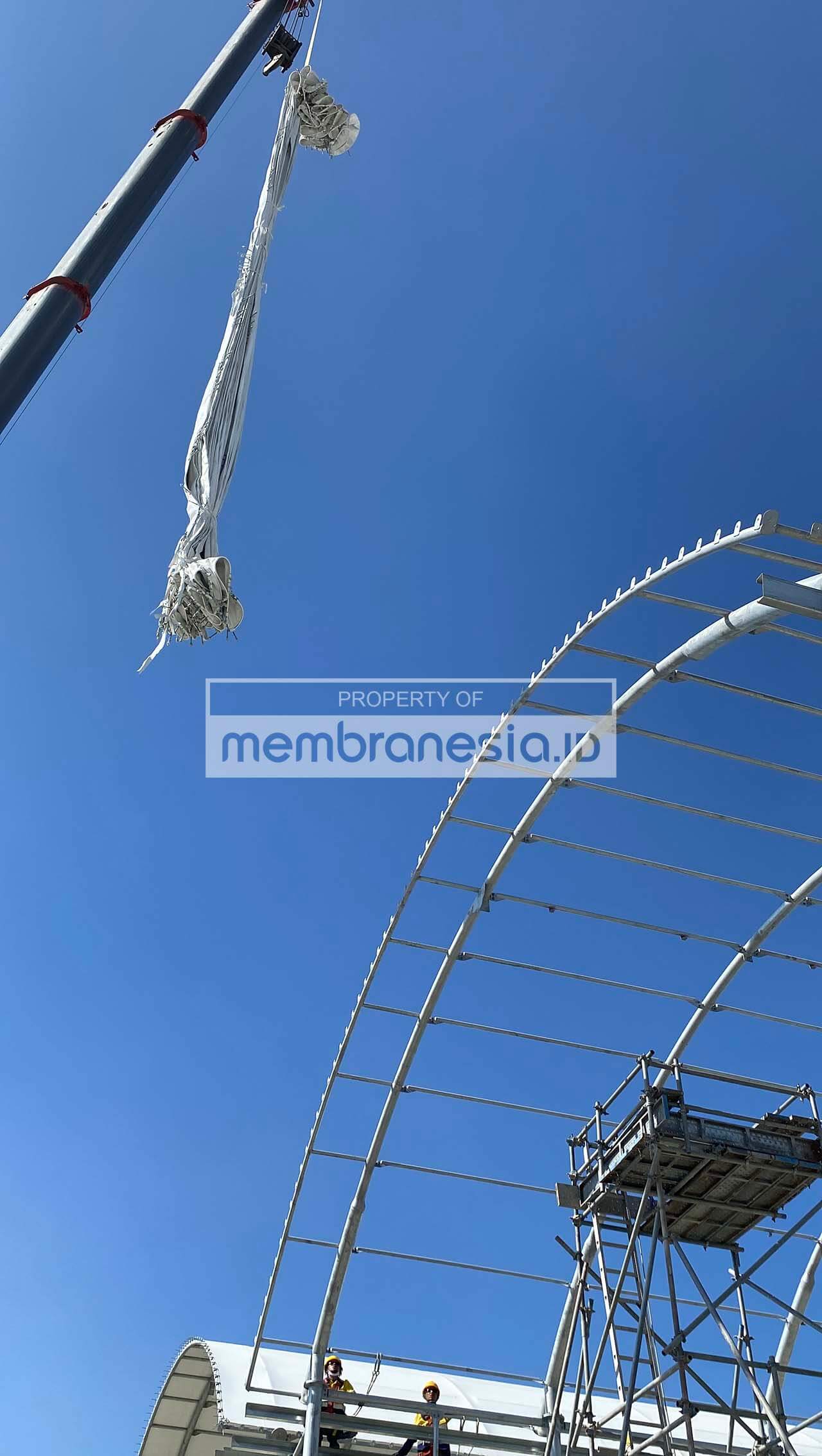 pasang terpal membran ke rangka menggunakan crane