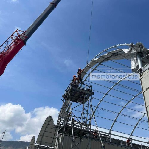 pemasangan terpal membran ke rangka kanopi