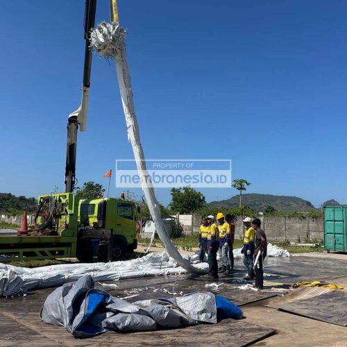 pemasangan terpal atap membran pakai crane