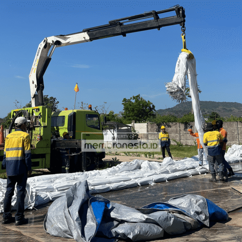 terpal membran diangkat crane