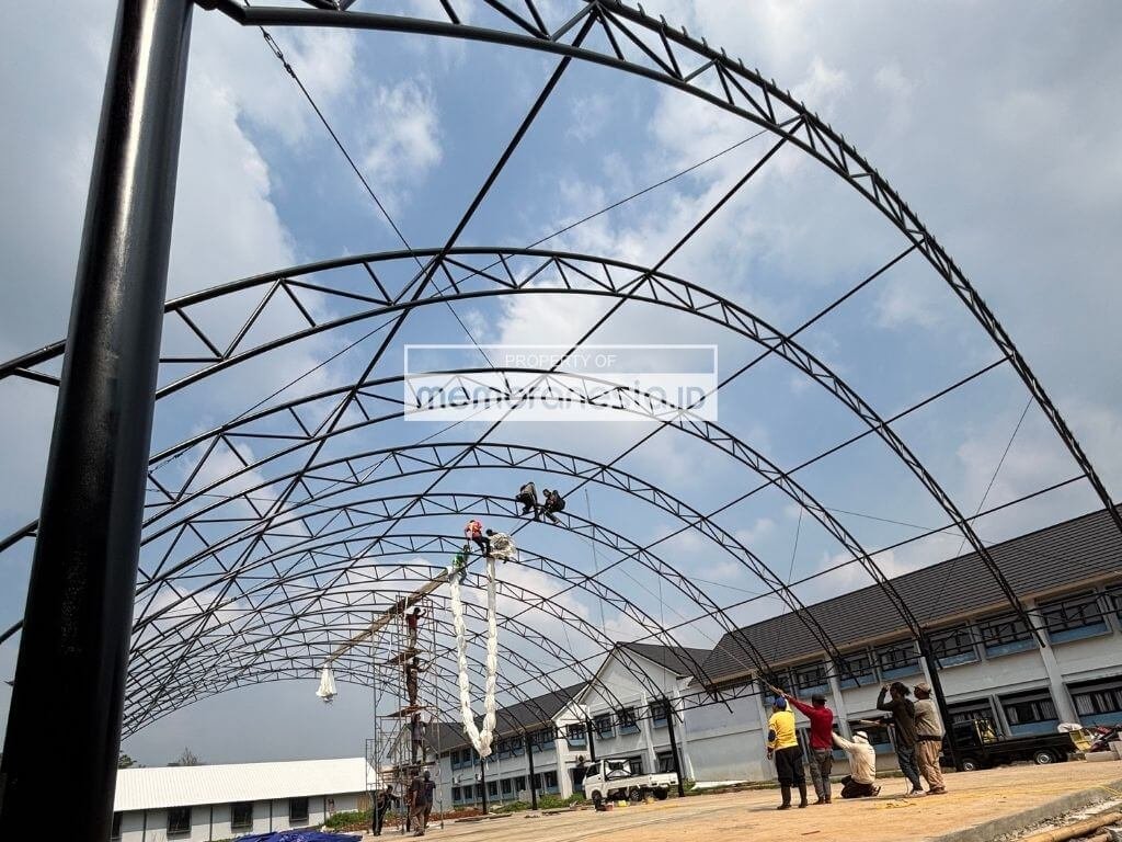 pemasangan kain atap membran lapangan olahraga