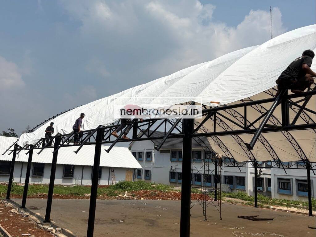 pemasangan tensile membrane canopy