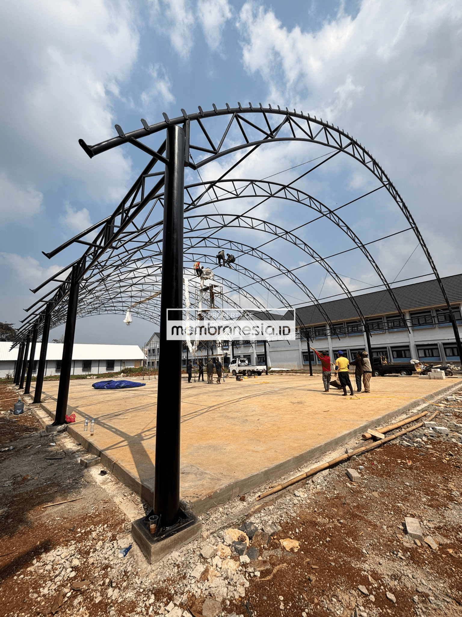 rangka atap membran lapangan padel